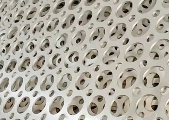 Kraftbeschichtete, durchbohrte Metallplatte mit anpassbaren Löchermustern und Korrosionsbeständigkeit für Architektur und Dekoration