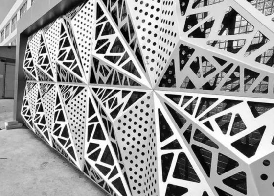 Kraftbeschichtete, durchbohrte Metallplatte mit anpassbaren Löchermustern und Korrosionsbeständigkeit für Architektur und Dekoration