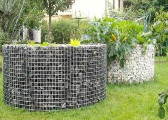 Schwer geschweißtes Drahtnetz als dekoratives Gabion im Landschaftsbau