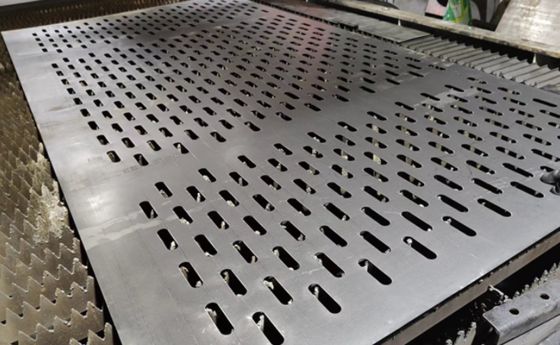 1m*2m/1.22m*2.44m Anpassungsfähiges Perforationsnetz mit anpassungsfähigen Löchergrößen